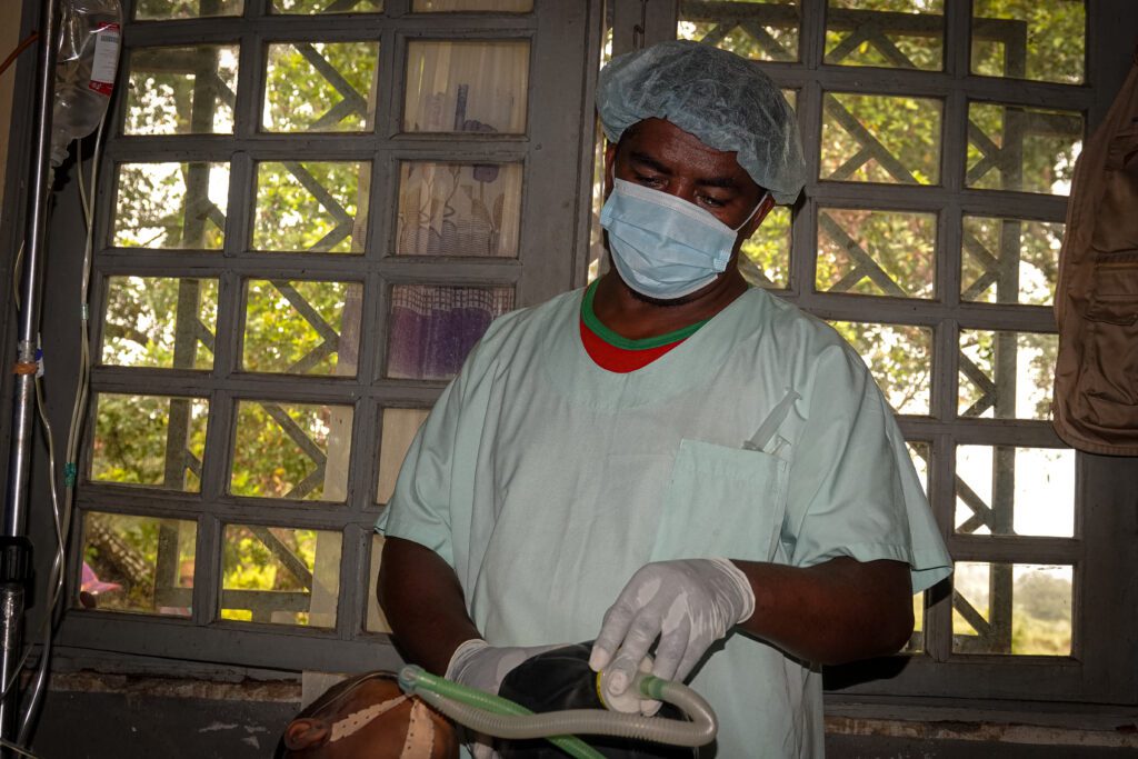 HoverAid anaesthesiologist Olivier Rakotomampianina hard at work (credit: A.Gino Randrianasolo)