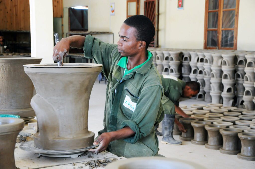 Benyamin makes a cookstove combustion chamber out of clay (credit: Native)