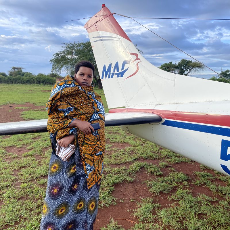 Victoria steps off MAF plane in Haydom carrying Amira’s body (credit: Peter Griffin)