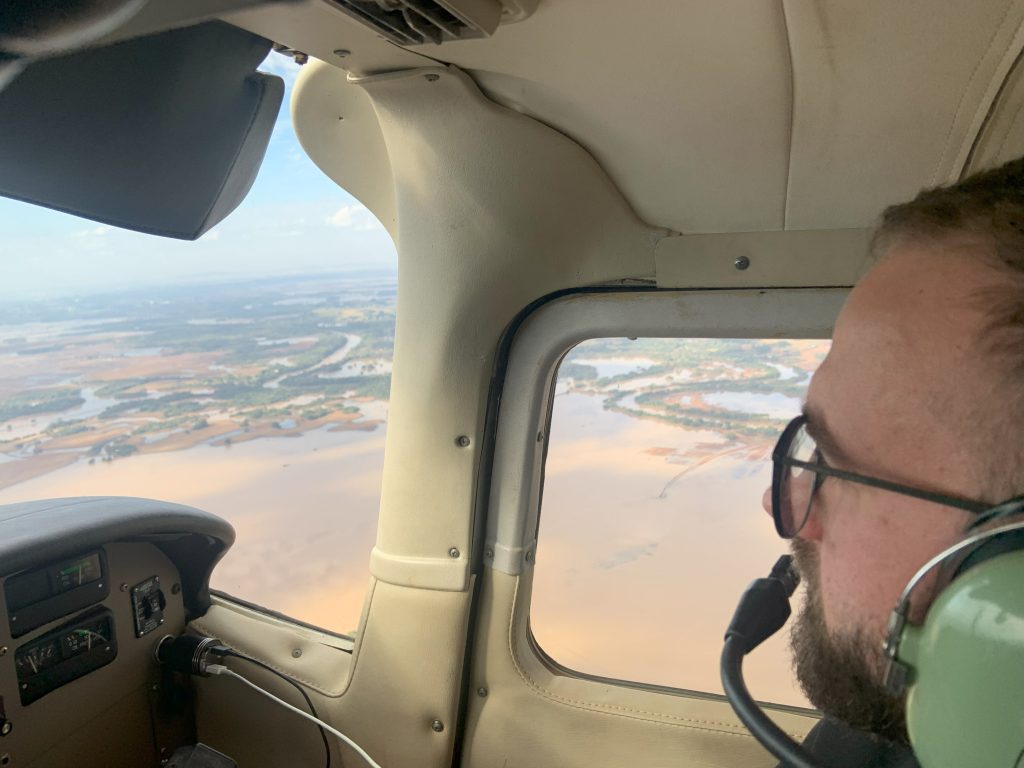 Asas de Socorro pilot Victor Scarparo flies over flooded Rio Grande do Sul (credit: Asas de Socorro)