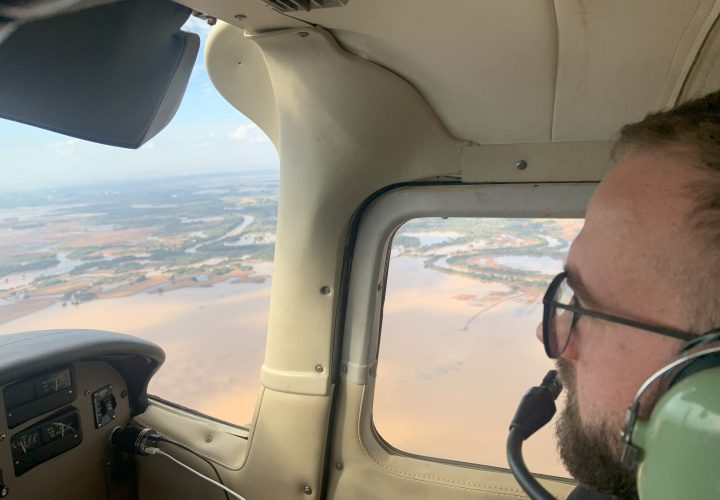 Asas de Socorro pilot Victor Scarparo flies over flooded Rio Grande do Sul (credit: Asas de Socorro)