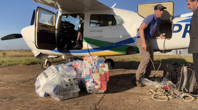 Jacob loads lifesaving supplies onto the plane (credit: Asas de Socorro)