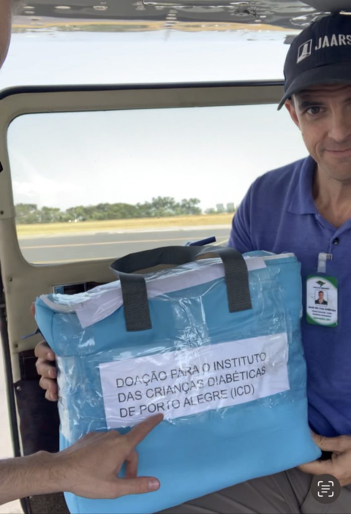 Pilot Jacob Anderson holds insulin, which will save diabetics’ lives in Rio Grande do Sul (credit: Asas de Socorro)