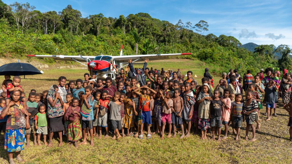 Children in front of MAF plane at Dimanbil, PNG (credit: Mandy Glass)