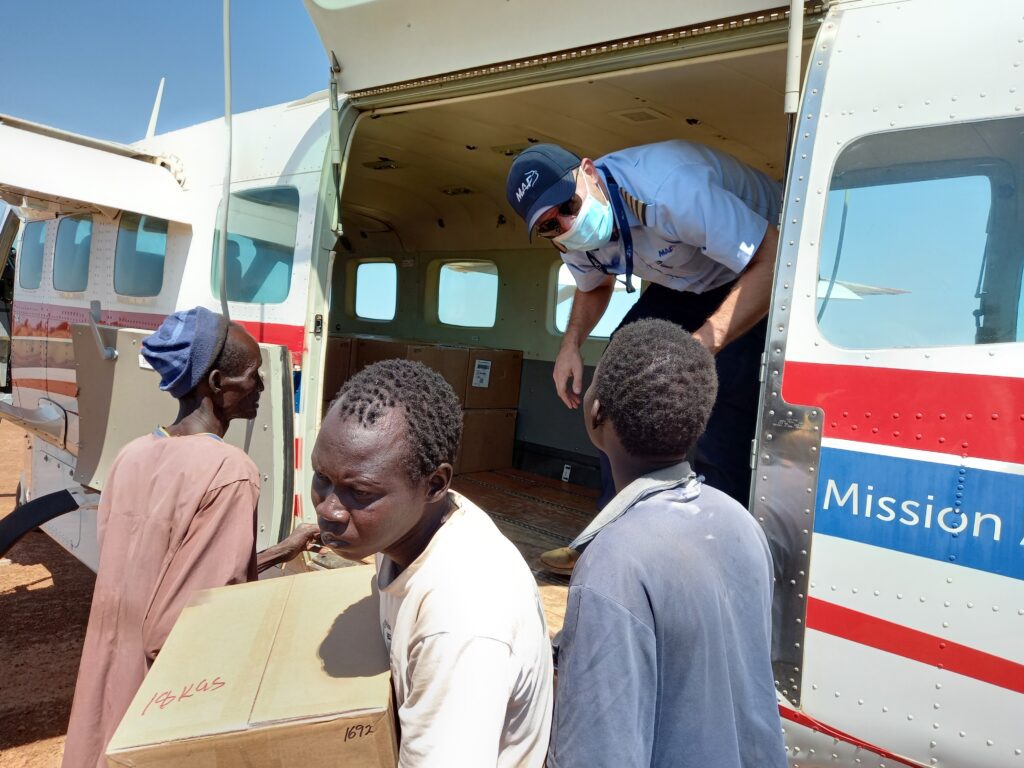 Wim Hobo delivers 5,000 radios to Malualkon in Aweil East County (credit: Wim Hobo)
