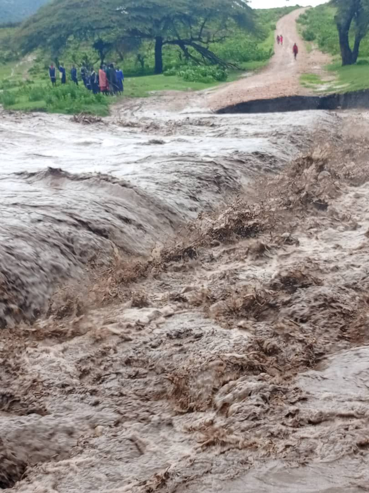 Swollen River Same engulfs the footbridge so students can’t walk to school (credit: Paulo Emanuel) 