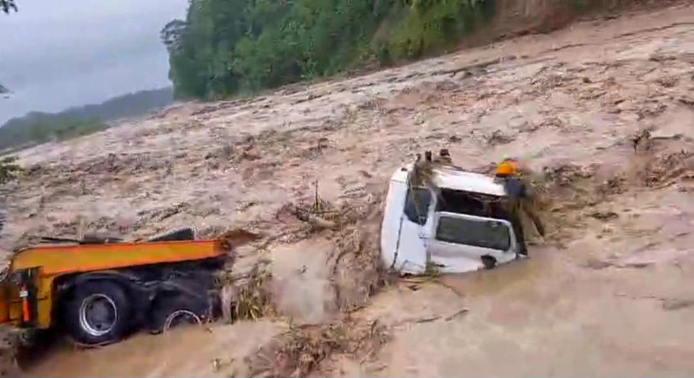 Without bridges to Buka Island, vehicles are washed away (credit: NBC Bougainville News)
