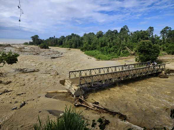 Destroyed Ramazon Bridge on Bougainville Island cuts off communities (credit: NBC Bougainville News) 