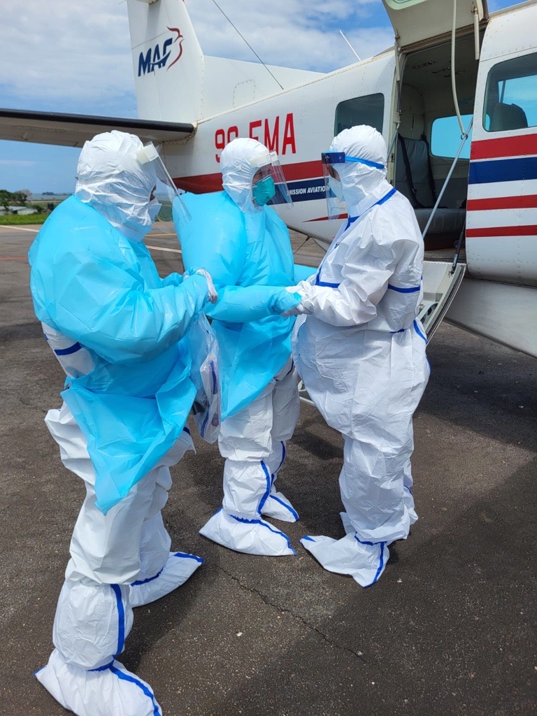 Dr Rebekah Stafford (R) about to board MAF’s plane to Uganda (credit: MAF US)